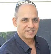 אני רוני אלקיים, טכנאי מחשבים עם מעל 25 שנות ניסיון. אני מגיע לביתכם ועוזר לבני 60+ להשתמש במחשב ובטכנולוגיה בצורה פשוטה ונוחה.